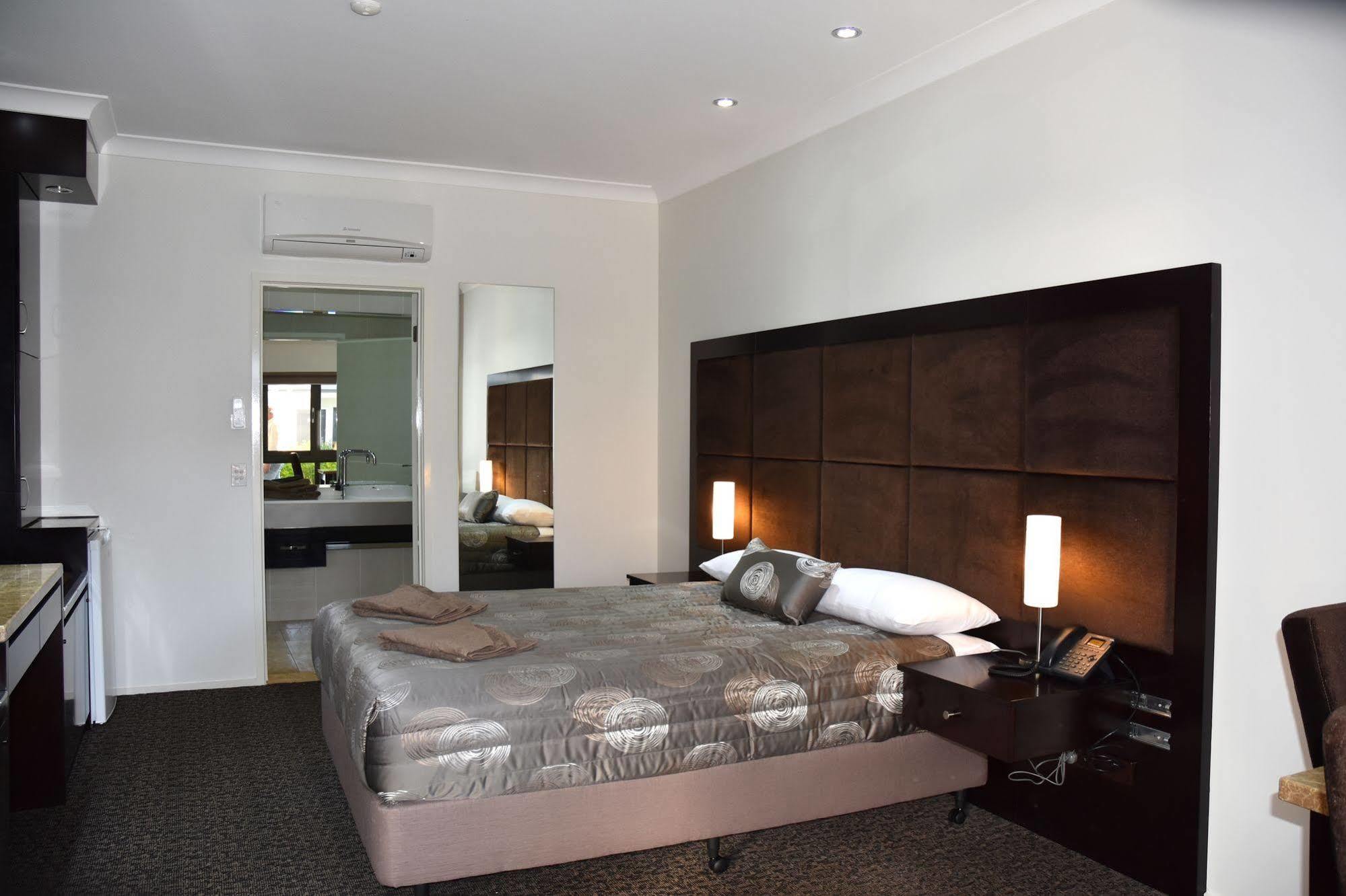 Western Downs Motor Inn Miles Екстериор снимка